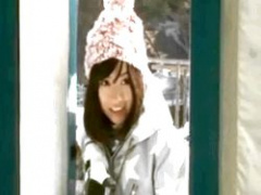 スキー場で可愛いスノボ美少女がマジックミラー号でノリノリSEX