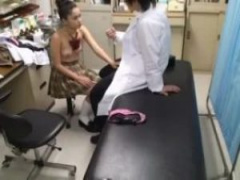 JKフェラ抜き お団子ヘアの女子校生がエロ医師に体を触られまくった挙句にフェラチオをさせられて口内射精されちゃったぜい…いったい何科の病院なんだよここは?