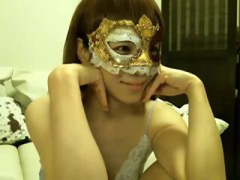 ライブチャットエロ動画 素人乱交AVで良く使われているマスクを着用した女...