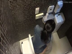 個人撮影 女子トイレで上からばっちり盗撮されちゃう女の子 聖水 素人 こっそり バレないように