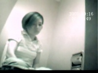 ショートヘアのお姉さんのトイレを盗撮する企画物の動画