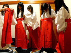 神社で巫女修行に励む女子校生たち! 秘密の儀式と称したエッチな集団乱交!