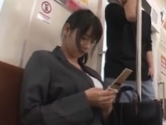通勤中の電車で巨乳OLを集団で痴漢動画