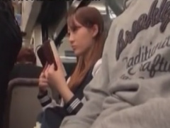 電車で痴漢師にスカートぶっかけされるJK動画