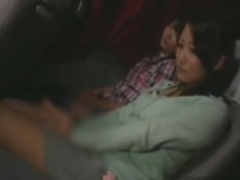 夜行バスで旅行中の爆乳幼妻と娘JDを母娘丼レイプしちゃう強姦痴漢動画