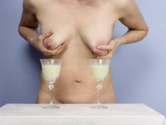 変態乳しぼり 両方の乳首を絞りグラスにミルクを注ぐ変態フェチ映像!