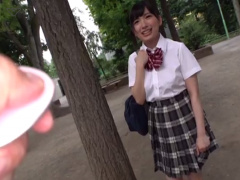 真面目な優等生の女子校生にノーブラでリモコンバイブを挿れて公園散歩