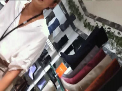 キレイなアパレルショップ店員のスカートの中を逆さ撮りでパンチラ盗撮 動画