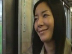チンコ挿入が極楽の極みと生甲斐にしている熟年女教師が電車内で隠語誘惑...