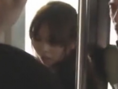 通勤中の電車で背後からOLを手マン痴漢動画