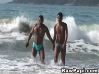 外人 ゲイ 水着が似合うマッチョのゲイカップルが海岸で大胆アナルセックス