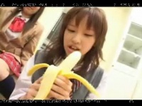 女子校生がバナナを使った擬似フェラを披露