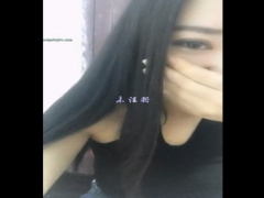 ライブチャット 素人 野外で露出しながらエロ配信する中国人美少女
