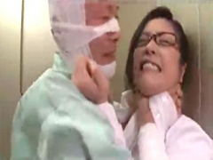 豊満スライム爆乳の女医が院内のエレベーターで入院患者に襲われまさかの密室レイプ