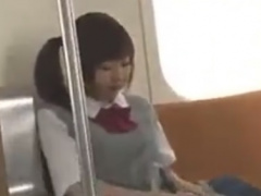 電車通学中の童顔JKを車内でレイプ痴漢動画