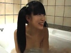 美少女動画 めっちゃ可愛いツイテ娘とお風呂でイチャツキながら潜望鏡から...