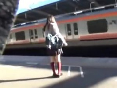 ミニスカギャルJKが電車で痴漢にイタズラされマ◯コを弄り倒され指サックを装着し膣内を掻き回されてガクガク痙攣大量お漏らし!