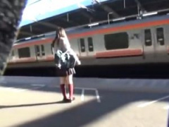 真面目なミニスカギャルJKが電車で痴漢魔にイタズラされマ◯コを弄り倒され指を挿入し膣内を掻き回されてガクガク痙攣潮吹き!