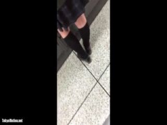 JK痴漢個人撮影 某大型書店で立ち読みするJKのスカートをめくり精液をぶっかける変態男のプライベート映像