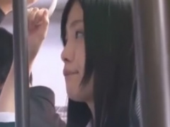 通学中の美少女JKをこっそり手マン痴漢動画