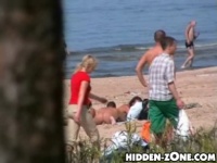ヌーディストビーチで着替える金髪少女を盗撮
