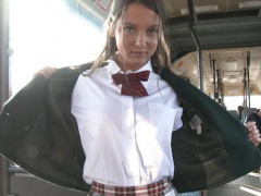 外国人 欧州生まれで日本カルチャーが好きなパツキン美女がバスの中で制服を脱ぎ捨て露出プレイ