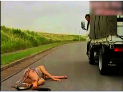 ヘンリー塚本 誰も目撃者のいない山道で通行人をはねた欲求不満なトラック運転手です! 山に中に連れ込んで強姦レイプします。