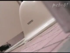 JK 制服女子校生が和式トイレで放尿してるのを隠し撮りしてるんだけど最初...