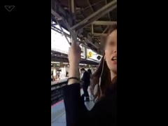 駅のホームで電車の乗り方を訪ねた女性を尾行してスカートをめくりパンチラを撮影