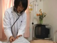 ハァハァ…我慢できないですッ! タイトスカートを捲り上げ患者に跨るエロい女医