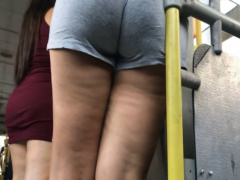 バスの車内にいたムッチリ巨尻ちゃんたちを隠し撮り!