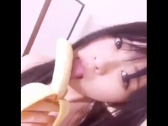 無修正 黒髪ツインテの美少女がバナナを疑似フェラする自撮り動画