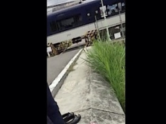 個人撮影 踏切でバックでセックスして通過する電車の乗客に見られる青姦露出プレイ
