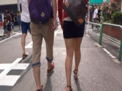 ミニスカ生足で歩く女の子を尾行撮影