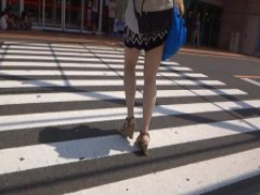 ミニスカ生足で街ブラしてる女を後ろからこっそり撮影