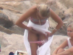 金髪娘がビーチで野外生着替えして陰毛をポロリする様子を隠し撮り
