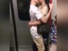 隠し撮り 中国の地下鉄の電車の中での出来事。カップルが抱き合って密着しキスをしながら男は腰を動かしている! エッチしてる! ? xHamster