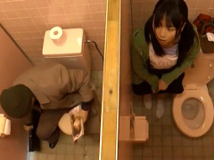 ヘンリー塚本 公衆トイレでオナニーしてた変態巨乳JKと中年チ○ポが交わり....