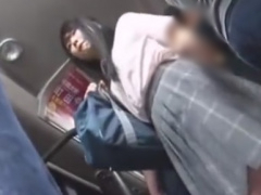 バスで貧乳パイパンJKを集団レイプ痴漢動画