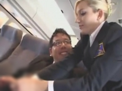金髪のスレンダー美人のCAが飛行中に乗客のチンコを手コキし、センズリ鑑賞!