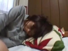 素人カップルの個人撮影 寝ている彼女に中出しセックス パイパン娘のハメ撮り