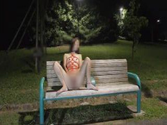 誰かに見られてると興奮するの… ドM人妻が深夜に公園で全裸オナニー!