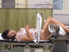綺麗な熟女人妻が婦人科の診察を受け診察台に、医師はローターを当て敏感になったところでチ〇ポを挿入 エロマッサージ動画
