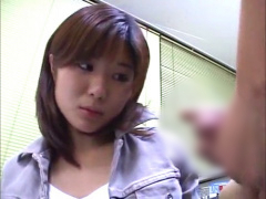 センズリ鑑賞 うぶそな20才のマユミちゃんが初めて間近でおちんちん見て目がとろーんてなっちゃう