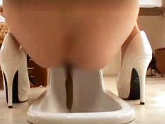 スカトロ 脱糞 スレンダー美女が和式トイレでうんこをするところを撮影! 大量のうんこを脱糞! !