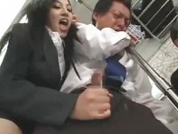 電車内でスーツ姿の痴女原紗央莉が男優を手コキで責める動画