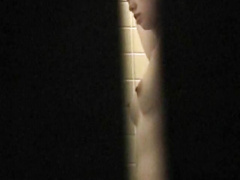 民家のお風呂で美乳娘が身体を洗っている様子を窓の隙間から隠し撮り