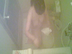 お風呂に入っているおばさんを隠しカメラで盗撮