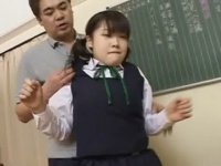 遅刻した女子校生に罰として教頭先生のチンポをしゃぶらせるフェラチオ体罰。
