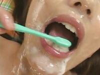 大量にぶっかけられ精液便所にされるお姉さんがザー汁で歯を磨く